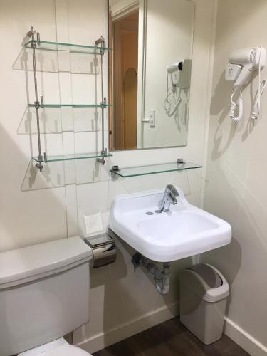 ein Badezimmer mit Waschbecken, Toilette und Spiegel in der Unterkunft MySpace @Subic in Santa Rita