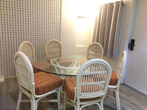 ein Esszimmer mit einem Glastisch und Stühlen in der Unterkunft MySpace @Subic in Santa Rita