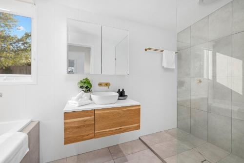 un baño con lavabo y ducha en Capel Coastal Beauty, en Capel Sound