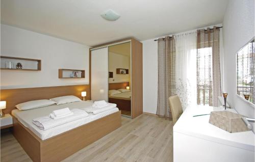 Säng eller sängar i ett rum på Beautiful Home In Zagvozd With 5 Bedrooms, Wifi And Outdoor Swimming Pool