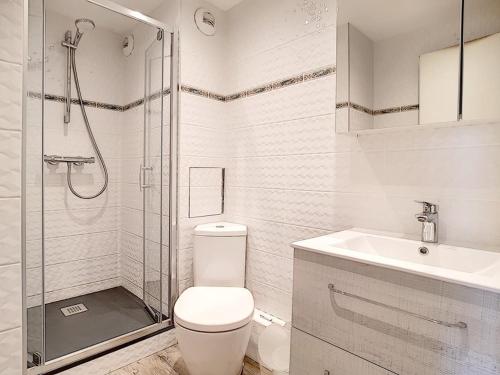 uma casa de banho com um WC, um chuveiro e um lavatório. em Studio Les Menuires, 1 pièce, 2 personnes - FR-1-344-1130 em Les Menuires