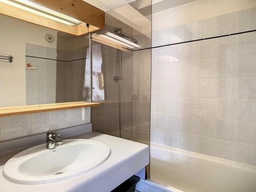 a bathroom with a sink and a shower at Appartement Les Menuires, 2 pièces, 6 personnes - FR-1-344-1143 in Les Menuires