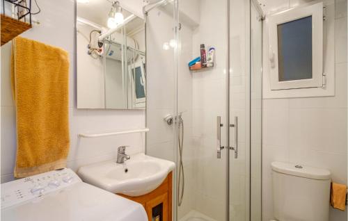 Koupelna v ubytování 3 Bedroom Gorgeous Apartment In Sueca