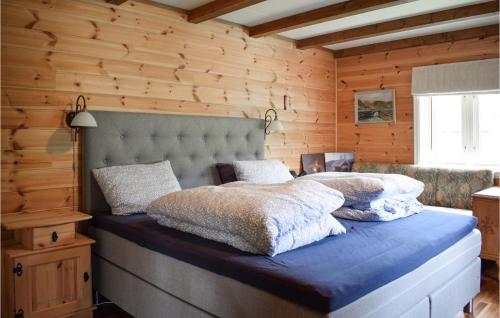 Cama o camas de una habitación en Awesome Home In Vossestrand With House Sea View