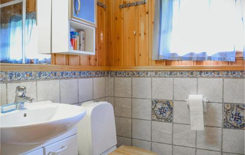 Bathroom sa Awesome Home In Vossestrand With House Sea View