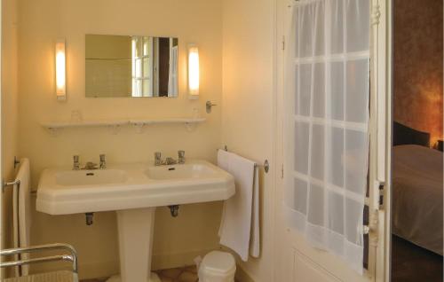 Baño blanco con lavabo y espejo en Lovely Home In St Michel D,chavaignes With Outdoor Swimming Pool en Thorigné-sur-Dué
