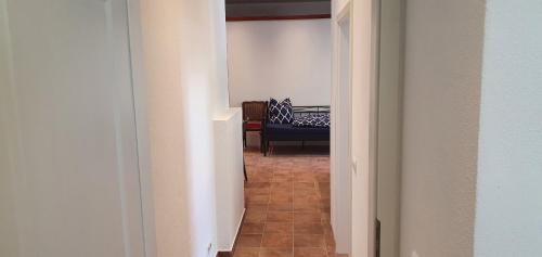un pasillo con un pasillo que conduce a una habitación con sofá en Positano Apartments, en Rosenheim