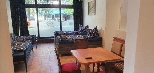ein Wohnzimmer mit einem Sofa und einem Tisch in der Unterkunft Positano Apartments in Rosenheim