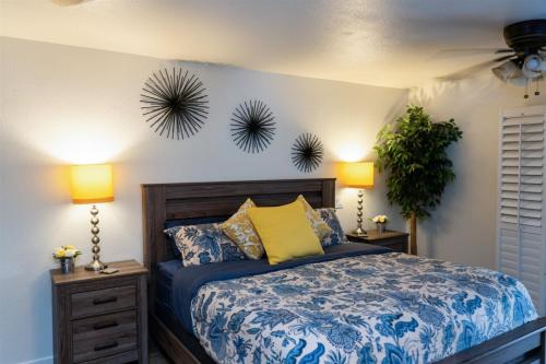 Un ou plusieurs lits dans un hébergement de l'établissement Ocotillo Lakes with pool heater, golf views, BBQ