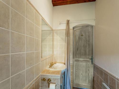 une salle de bain avec un lavabo et une douche dans l'établissement Chateau in Lorgues with Pool & Vineyard Views, à Lorgues