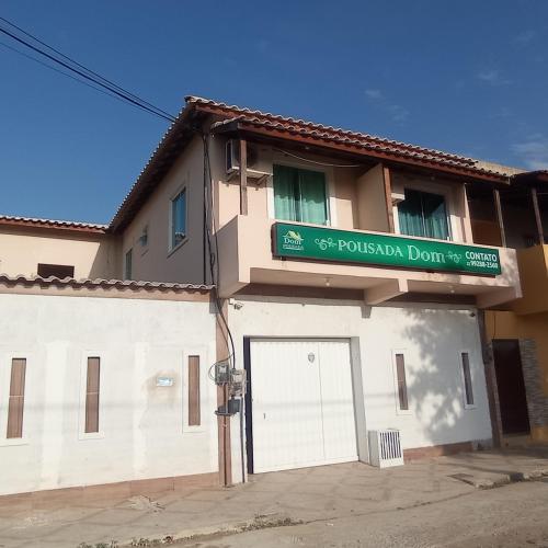 カンポス・ドス・ゴイタカゼスにあるApto Antonio 2のarothanieldondq(アロタニエルドンドン)の看板のある建物