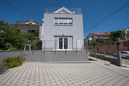 Sunny attic apartment with balcony & Modern city apartment with outdoor area, no balcony