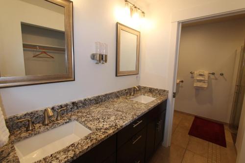łazienka z 2 umywalkami i lustrem w obiekcie The Springs at Deerhaven w mieście Gold Beach