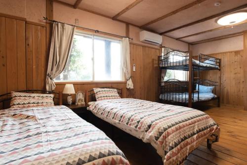 Tempat tidur dalam kamar di Villa Regalo pure hot spring