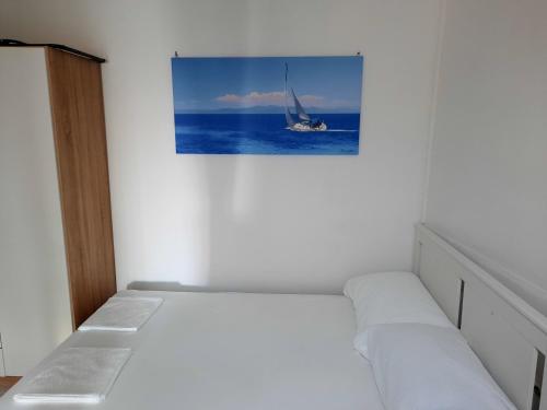 A bed or beds in a room at Apartmani Ana-Lora