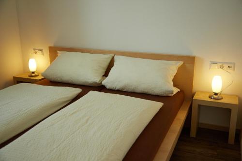 Ein Bett oder Betten in einem Zimmer der Unterkunft Business Homes - Das Apartment Hotel