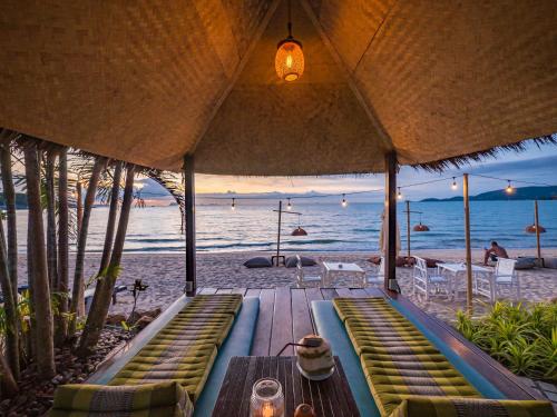 a restaurant on the beach with a table and chairs at Sea Valley Resort in Lipa Noi