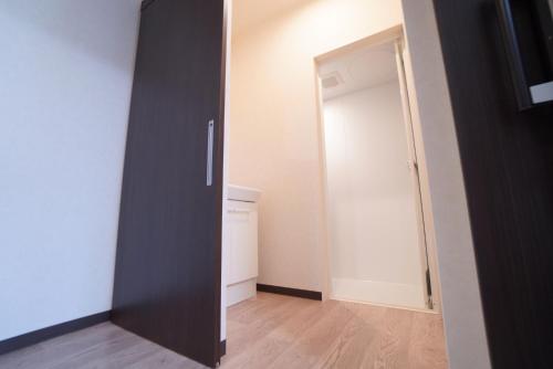 a room with a black door and a closet at 桔恭(KIKYO) in Otaru