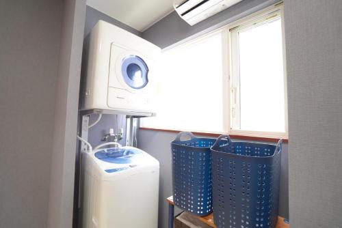 a room with a washing machine and a window at 桔恭(KIKYO) in Otaru