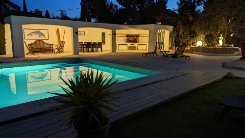 une piscine devant une maison dans l'établissement Villa Serena - Piscine, Tennis sur place, à La Ciotat