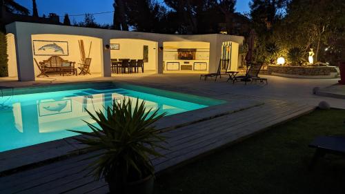 - une piscine en face d'une maison dans l'établissement Villa Serena, à La Ciotat