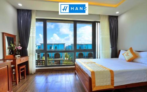 una camera da letto con un letto e una grande finestra di S79 Happy Hana Hotel Phu Quoc a Phu Quoc