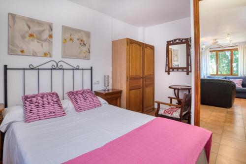 Een bed of bedden in een kamer bij Apart con terraza y vistas al mar