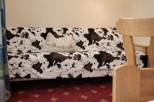 a black and white couch with a cat sitting on it at Rosspointnerhof in Haus im Ennstal