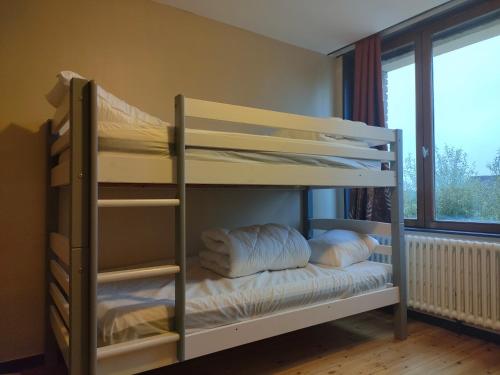 two bunk beds in a room with a window at LE BIEn Zen in Lebiez