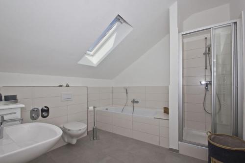 Ванная комната в moderne Ferienwohnung mit Balkon, Meerblick - Ferienresidenz Zwei BoddenFeWo 1-5