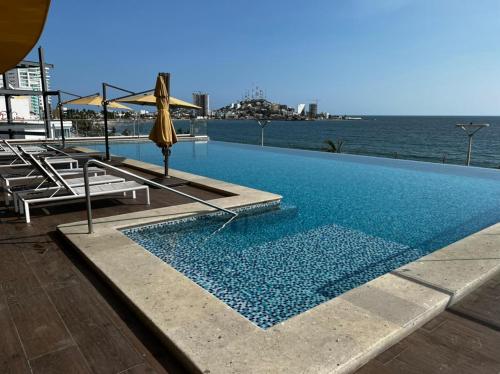 The swimming pool at or close to Luxury condo en Malecón, Alberca Infinity & Jacuzzi