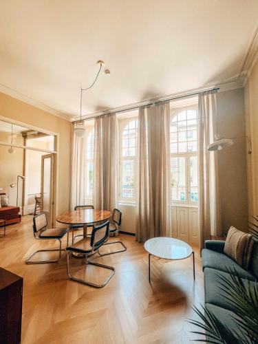 uma sala de estar com uma mesa e um sofá em Villa Theatro Heritage Apartments em Braga