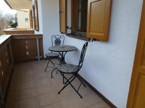 a small table and two chairs in a kitchen at Ferienwohnung Marktstüberl in Mittenwald