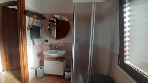 La petite salle de bains est pourvue d'un lavabo et d'un miroir. dans l'établissement Casa Alba, à SantʼAntìoco