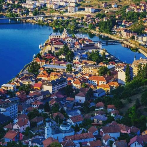 Nespecifikovaný výhled na destinaci Višegrad nebo výhled na město při pohledu z apartmánu