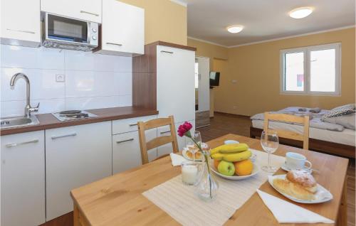 Gorgeous Apartment In Kastel Stari With Wifi