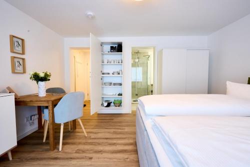 1 dormitorio con escritorio y 1 cama en Modernes Apartment *Liobablick Nr. 5* - FeWo in Fulda/Petersberg, en Petersberg