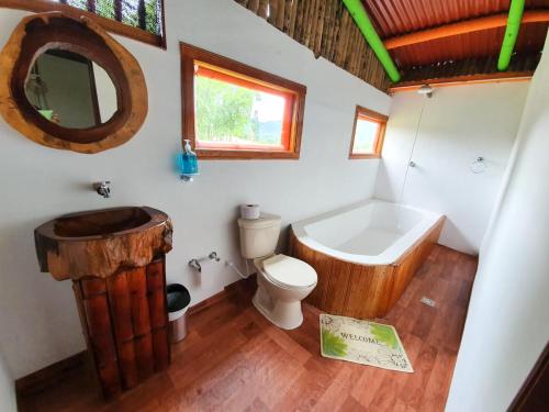 حمام في Room in Lodge - Glamping Cabin