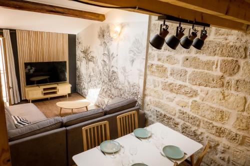 - un salon avec deux tables et un canapé dans l'établissement ColorZen - Confortable Lumineux Netflix - Appart Pézenas Centre, à Pézenas
