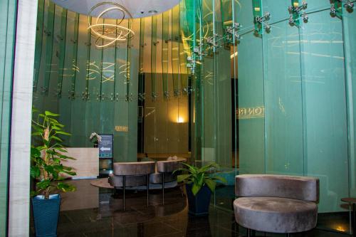 een lobby met krukken en planten in een gebouw bij Eaton Residence KLCC in Kuala Lumpur