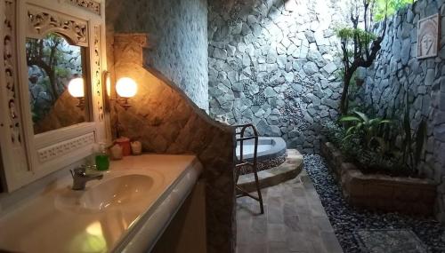 Kamar mandi di Rambutan Hotel
