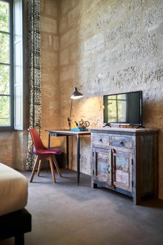 Телевизор и/или развлекательный центр в Hotel La Zoologie & Spa Bordeaux