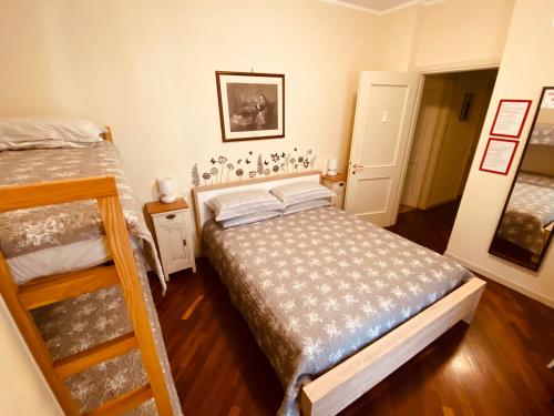 sypialnia z 2 łóżkami piętrowymi i drabiną w obiekcie Amici Miei Rooms w mieście Cremona