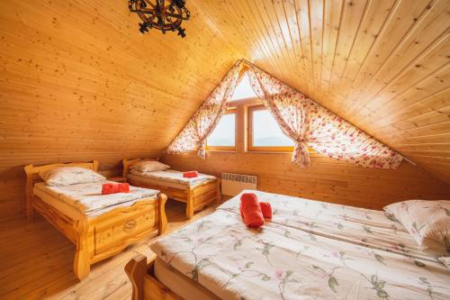 Posteľ alebo postele v izbe v ubytovaní Domki Gorce Klikuszowa- sauna, jacuzzi