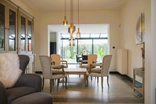 a living room with a table and chairs at Vakantievilla Leonie in Lo-Reninge