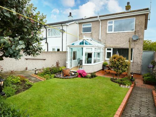 a house with a garden in front of it at Glasfryn in Holyhead