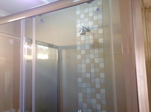 Bilik mandi di Mowetu Guest House