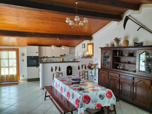 eine Küche mit einem Tisch und einem Tischtuch darauf in der Unterkunft Apartament rural 2/4 PAX Vallespir in Maureillas