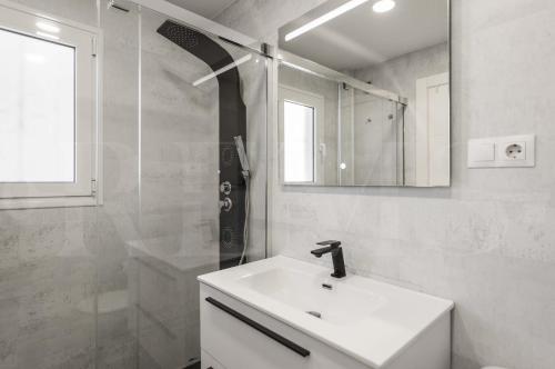 A bathroom at Sunny & modern apartment - Center by REMS