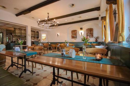 a restaurant with tables and chairs in a room at Gasthaus Zum Schwan in Oschatz